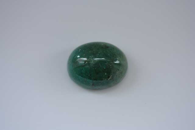 Emerald (Beryl) - Oval cabochon - 7.055 ct